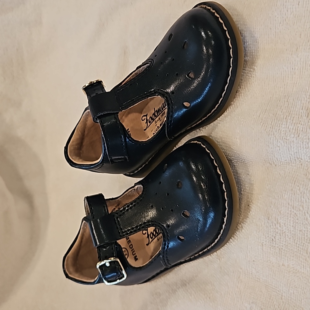 Footmates Size 5.5 Navy Shoe